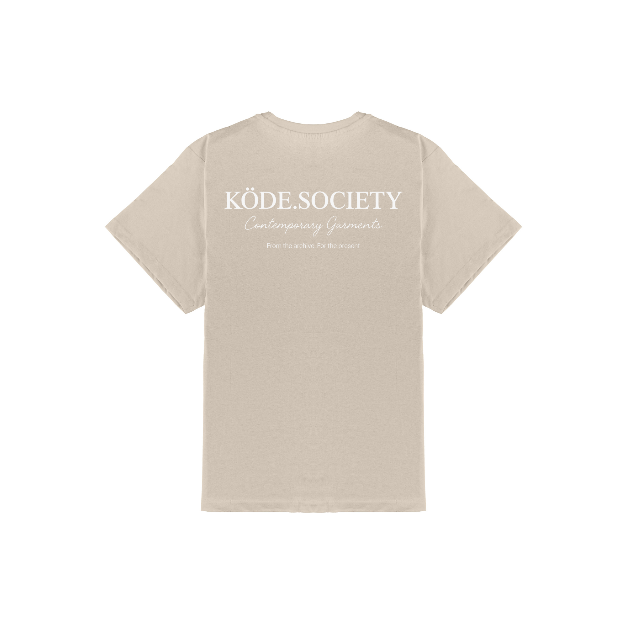 Camiseta Signature K Society de KÖDE en color arena, gráfico frontal en color crema y mensaje editorial en la espalda.