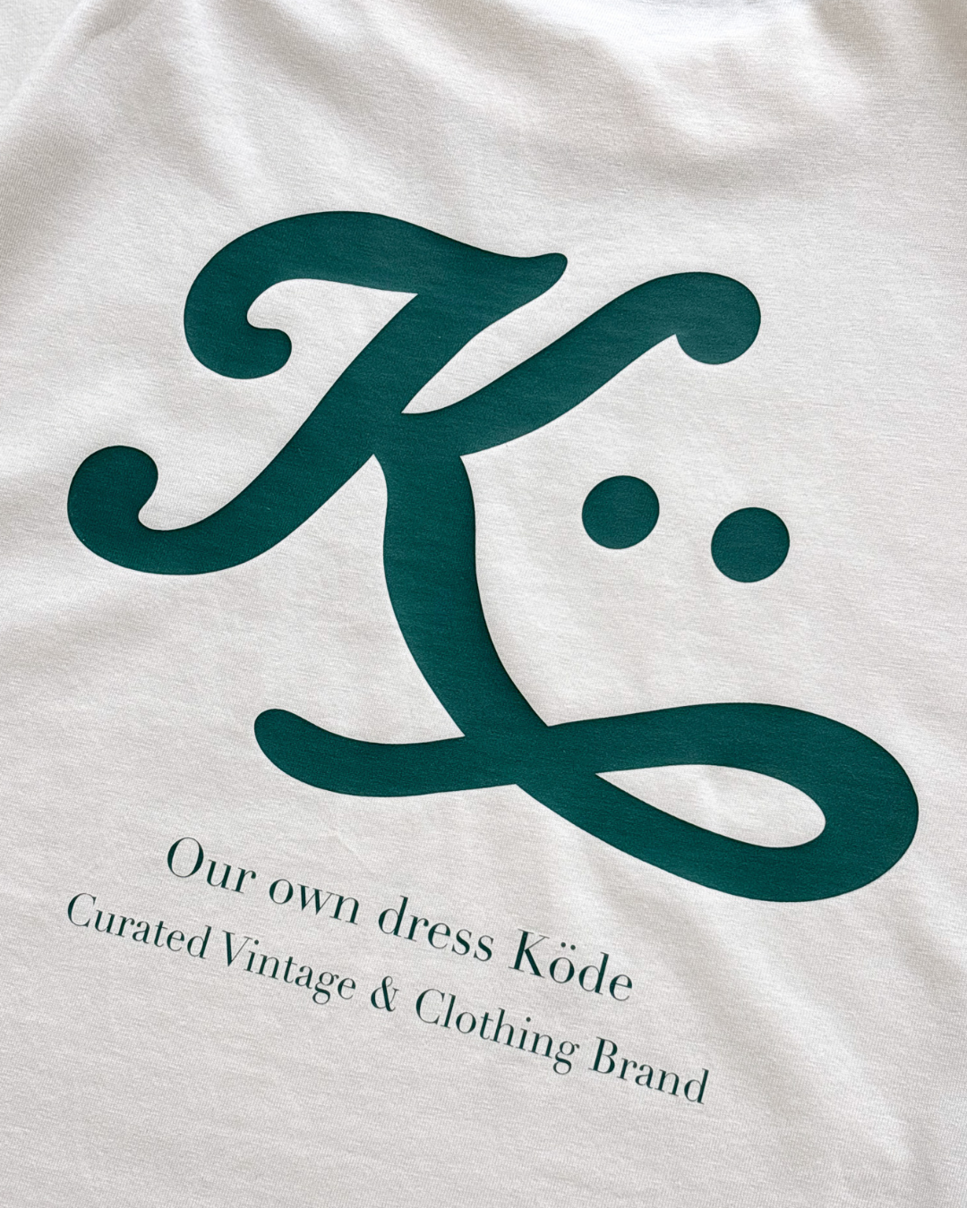 Camiseta SIGNATURE K Crudo – DROP 001 | KÖDE
