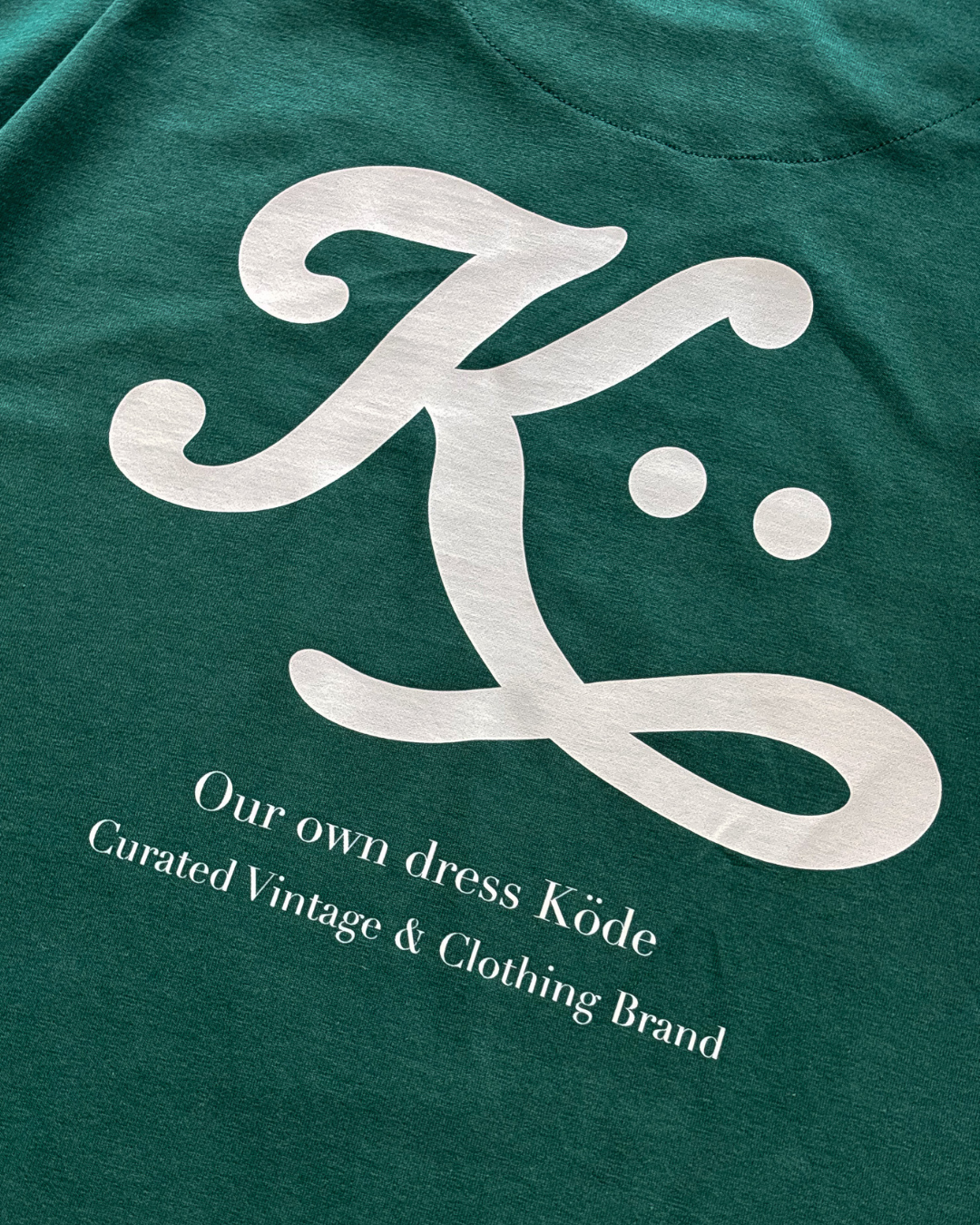 Camiseta SIGNATURE K Verde Bosque – DROP 001 | KÖDE