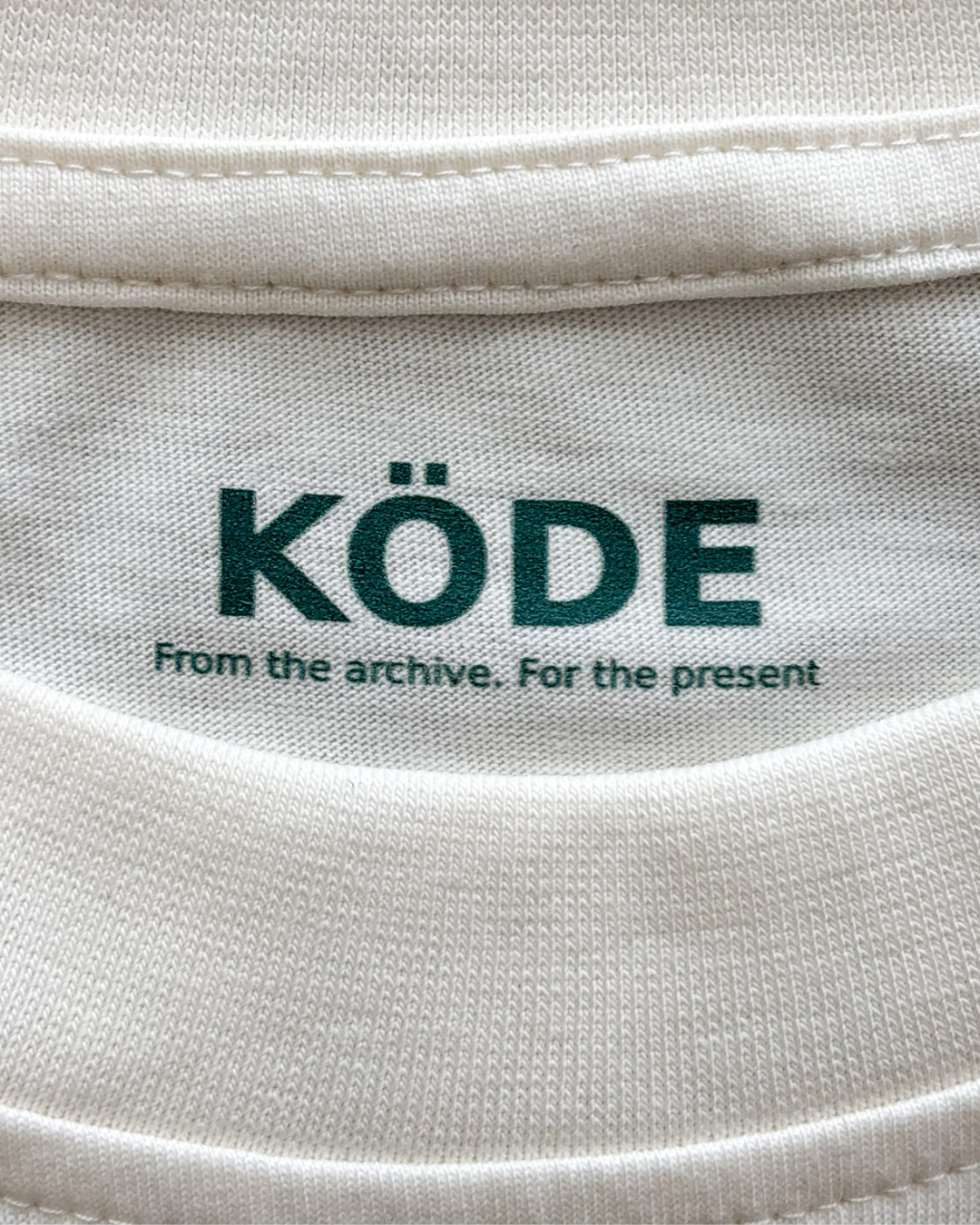 Camiseta SIGNATURE K Crudo – DROP 001 | KÖDE