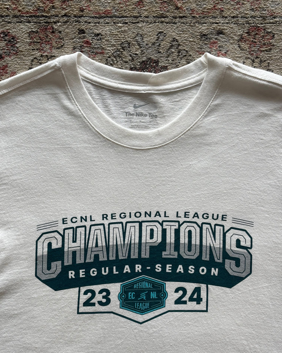 CAMISETA VINTAGE NIKE ECNL CHAMPIONS 23/24 – WHITE TEE · KÖDE VINTAGE