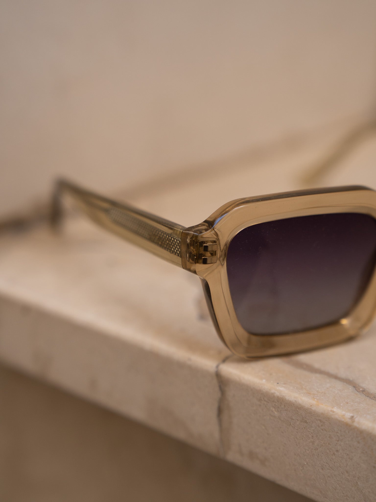 KÖDE × Vipsual – Montura Acetato Natural Cristal Ahumado