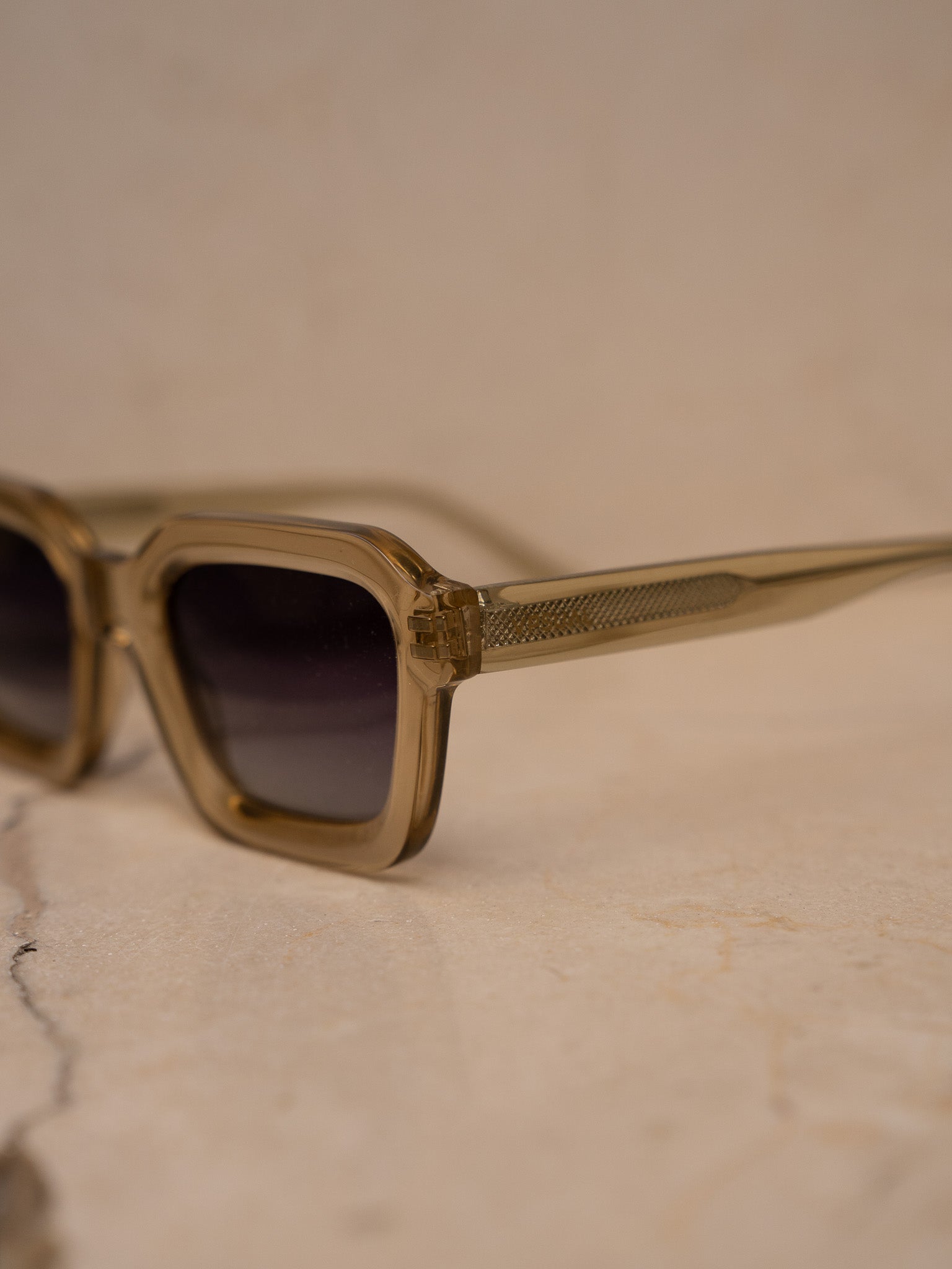 KÖDE × Vipsual – Montura Acetato Natural Cristal Ahumado