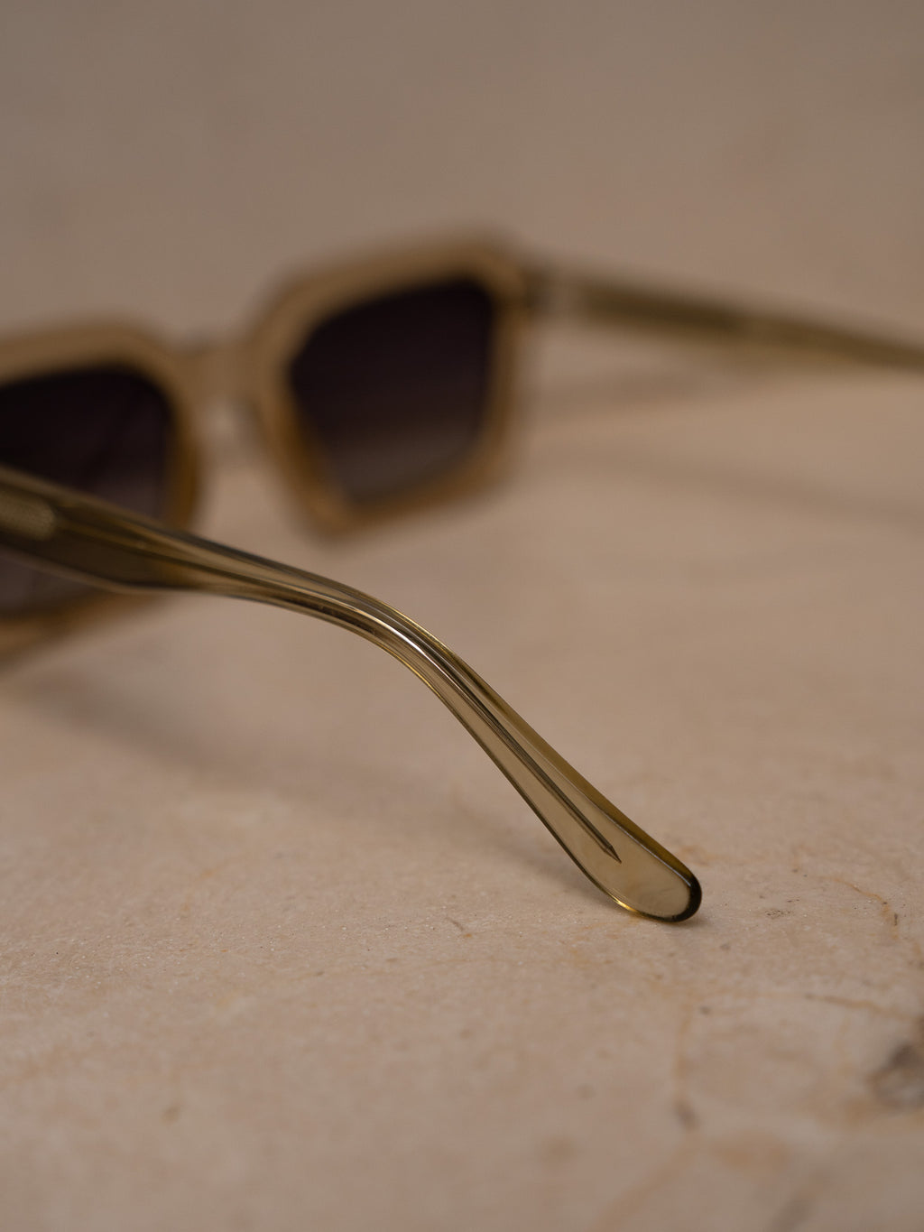 KÖDE × Vipsual – Montura Acetato Natural Cristal Ahumado