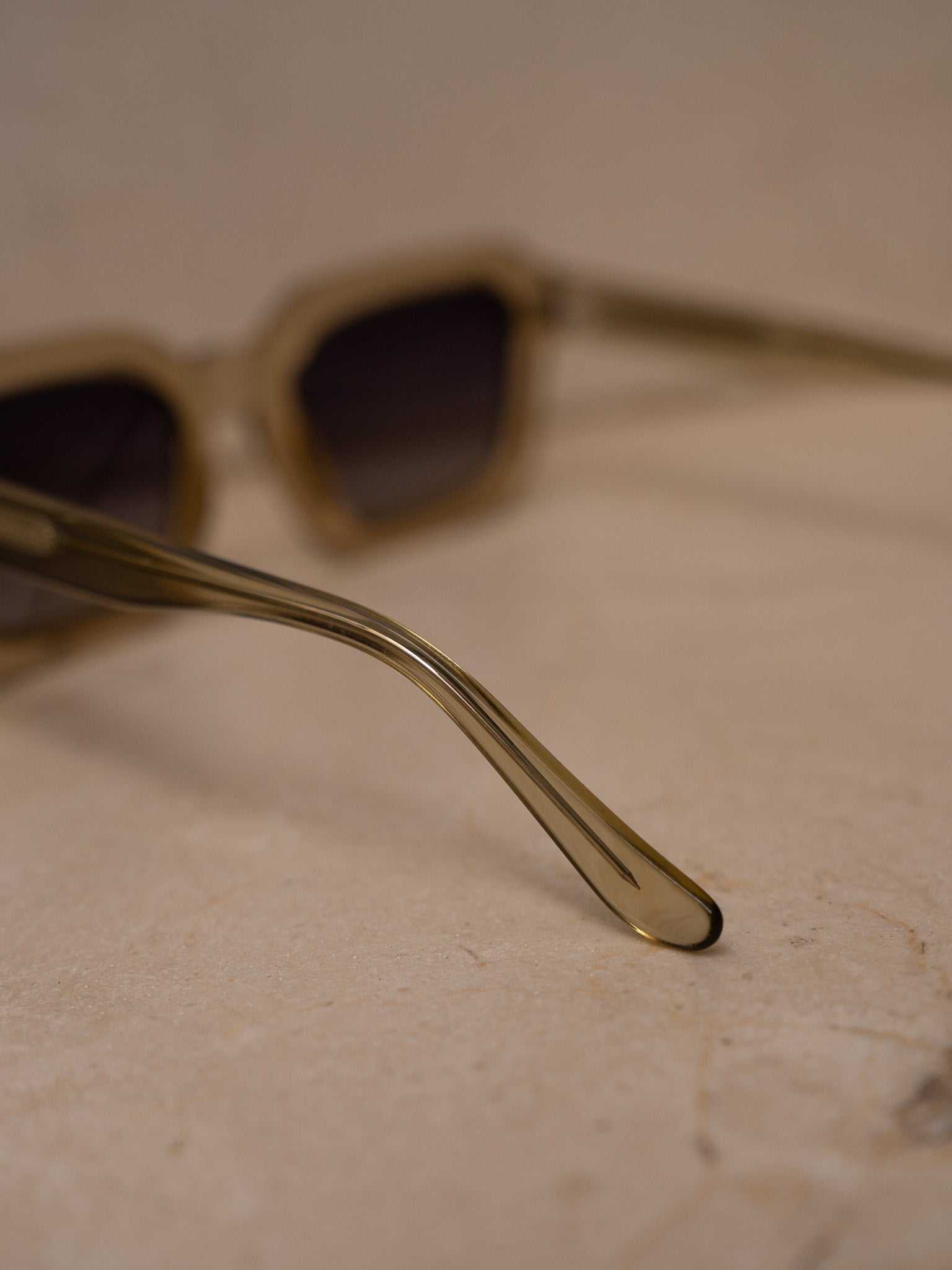 KÖDE × Vipsual – Montura Acetato Natural Cristal Ahumado