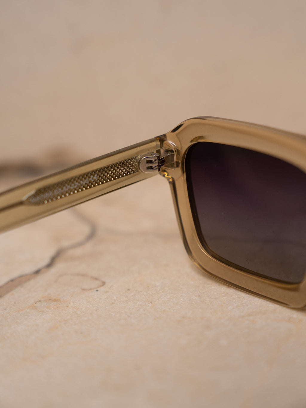 KÖDE × Vipsual – Montura Acetato Natural Cristal Ahumado