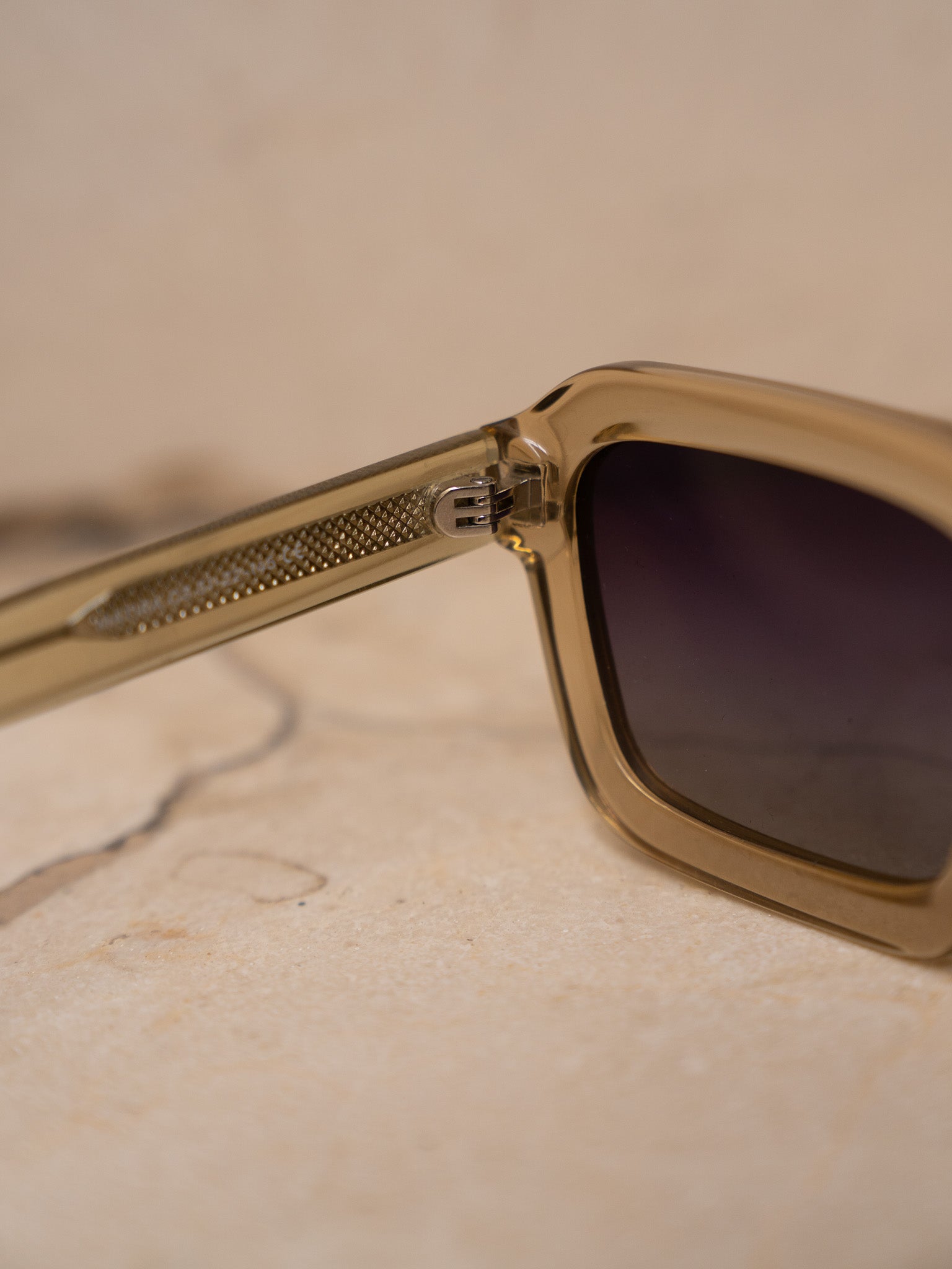 KÖDE × Vipsual – Montura Acetato Natural Cristal Ahumado