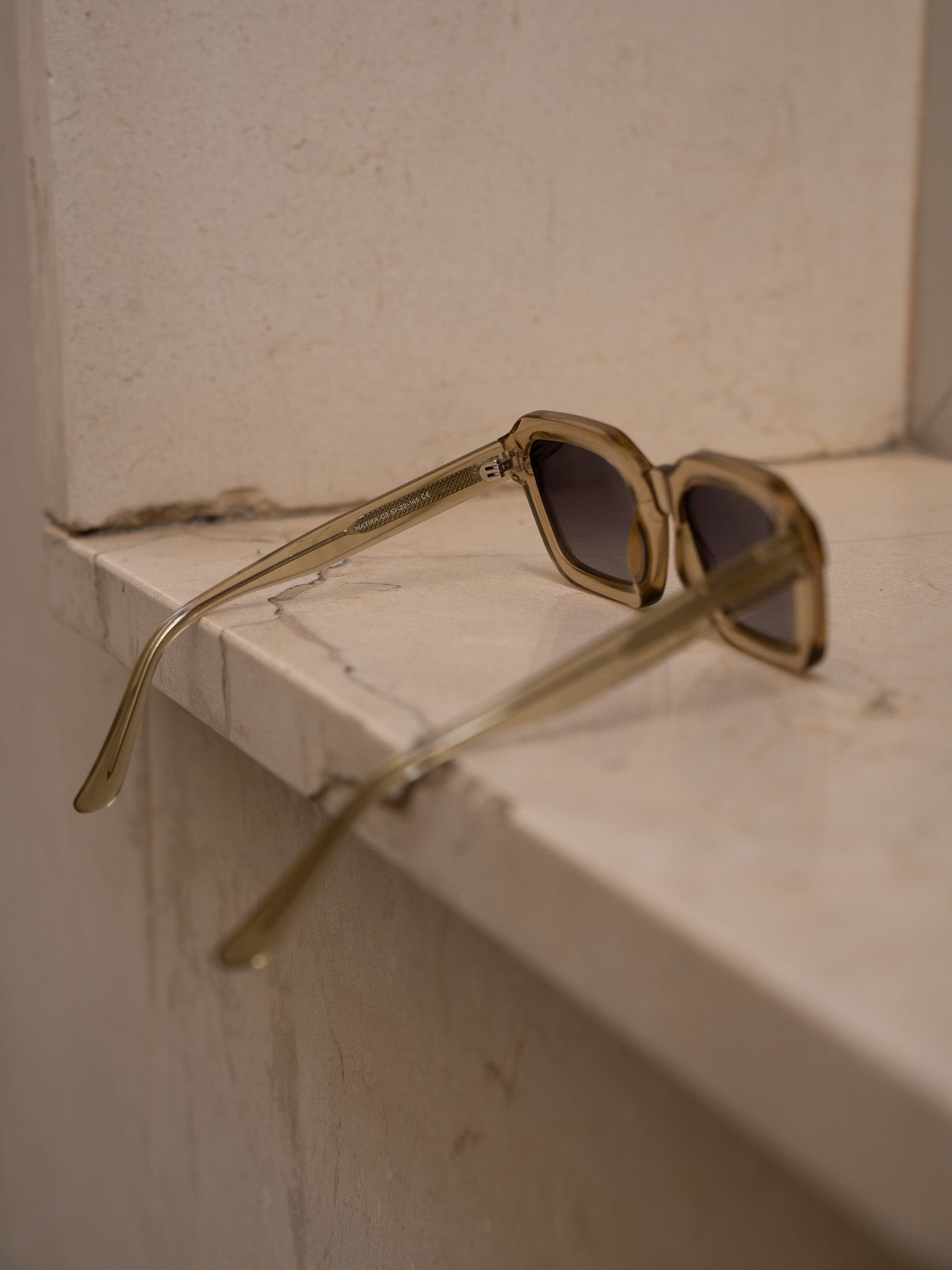 KÖDE × Vipsual – Montura Acetato Natural Cristal Ahumado