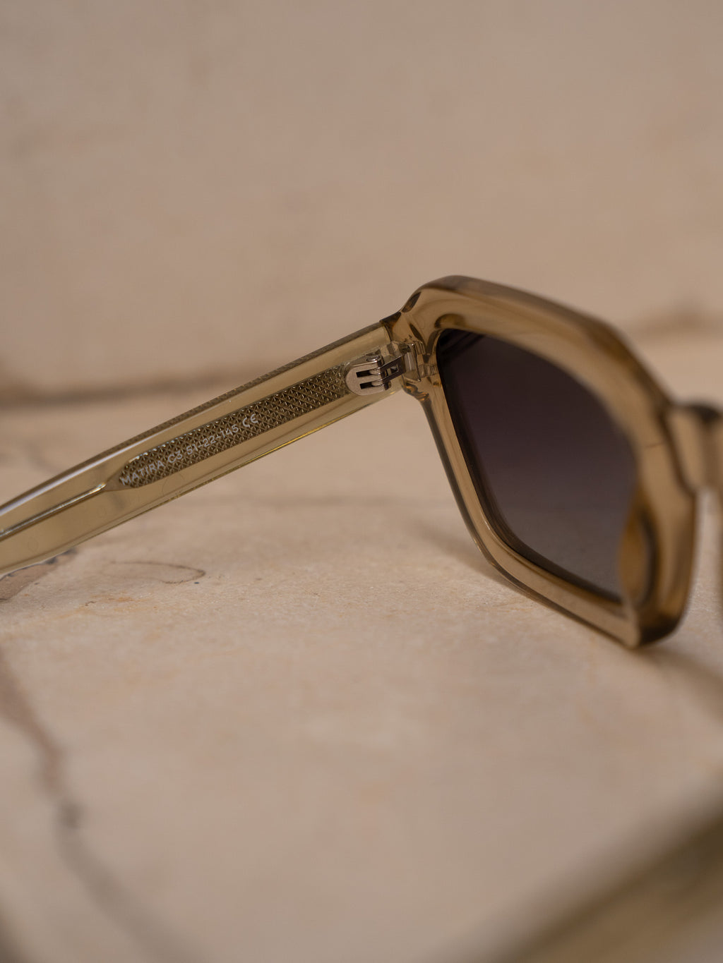 KÖDE × Vipsual – Montura Acetato Natural Cristal Ahumado