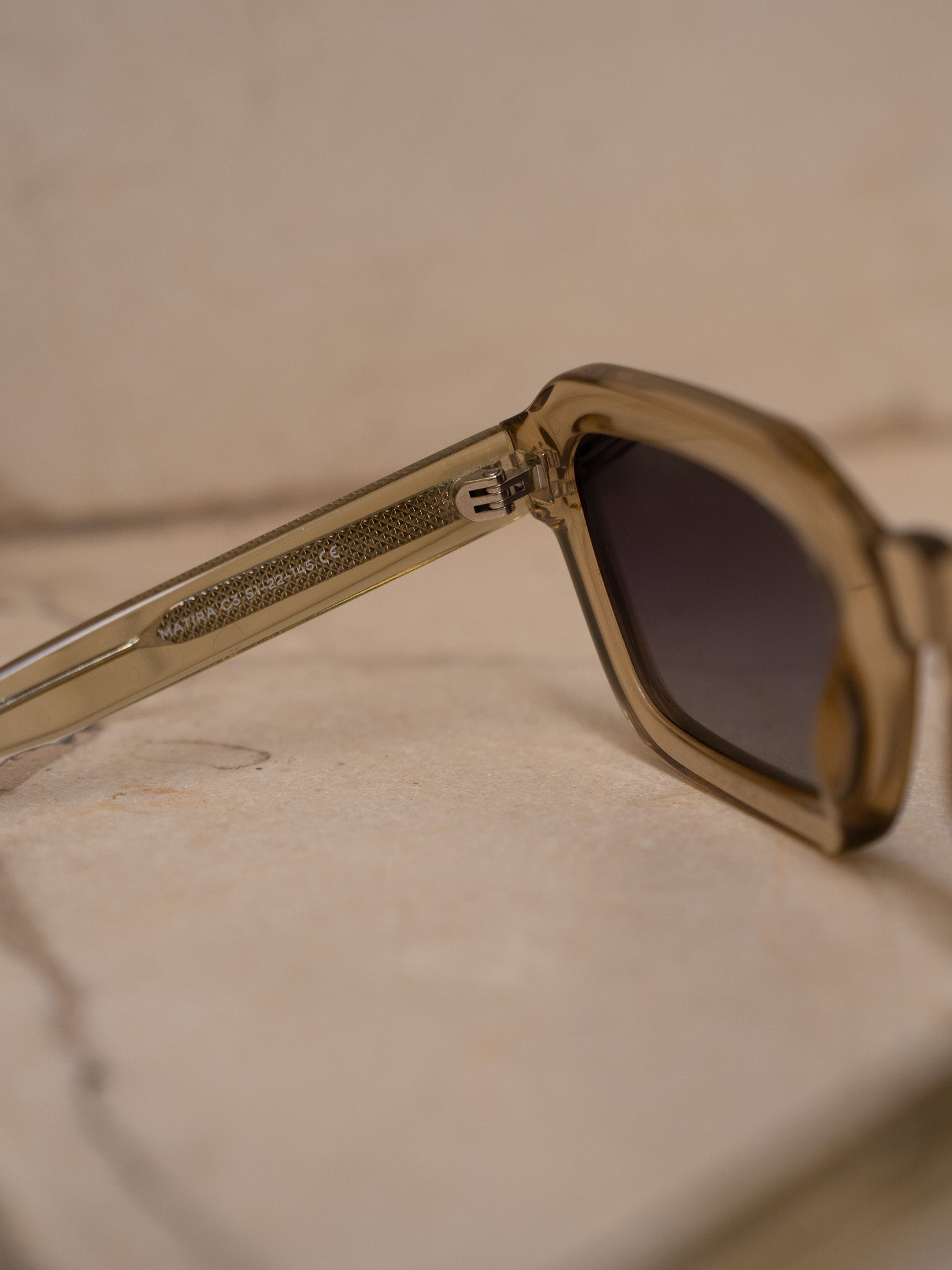 KÖDE × Vipsual – Montura Acetato Natural Cristal Ahumado