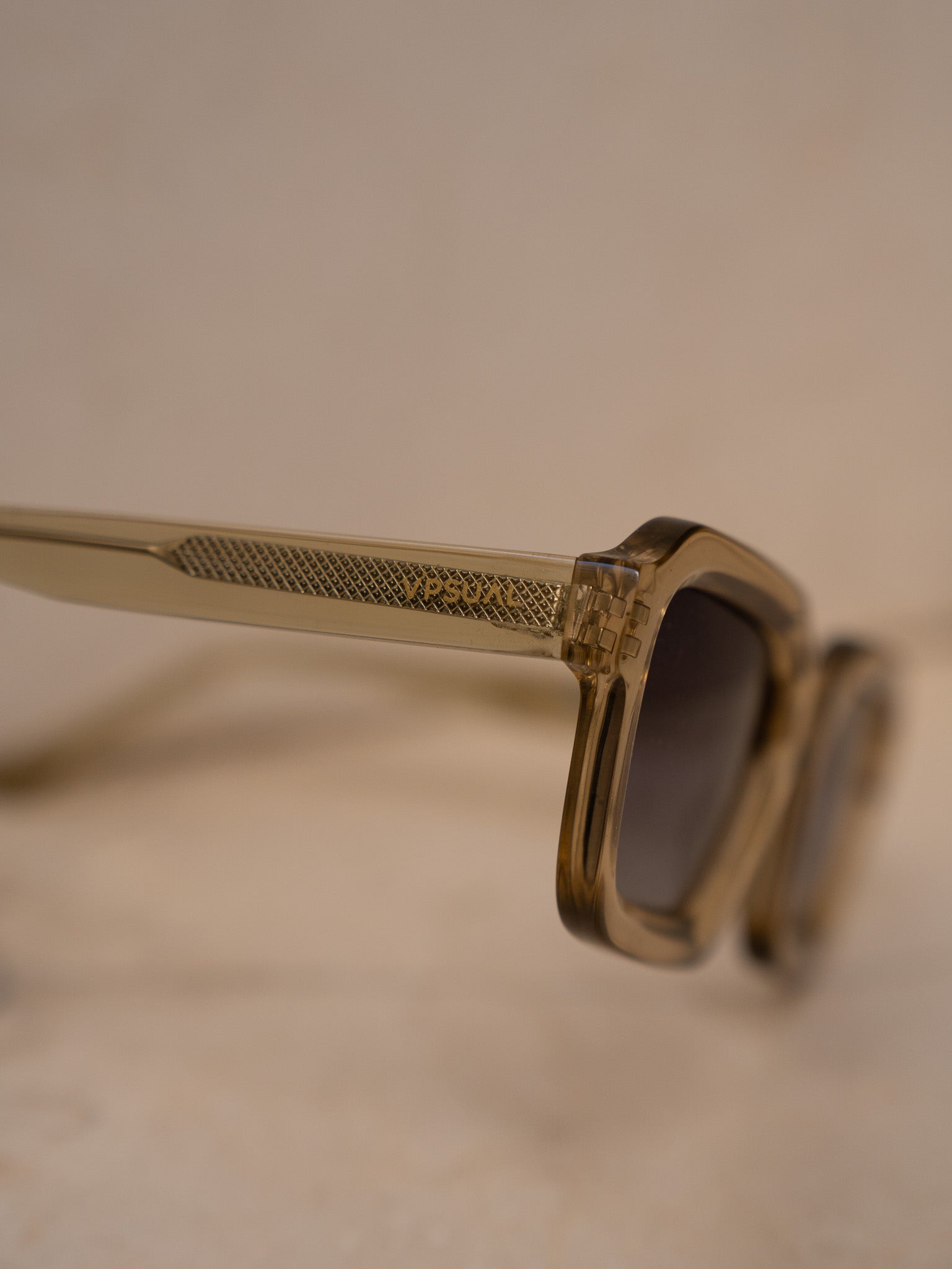 KÖDE × Vipsual – Montura Acetato Natural Cristal Ahumado