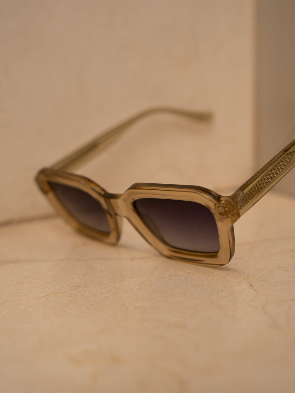 KÖDE × Vipsual – Montura Acetato Natural Cristal Ahumado