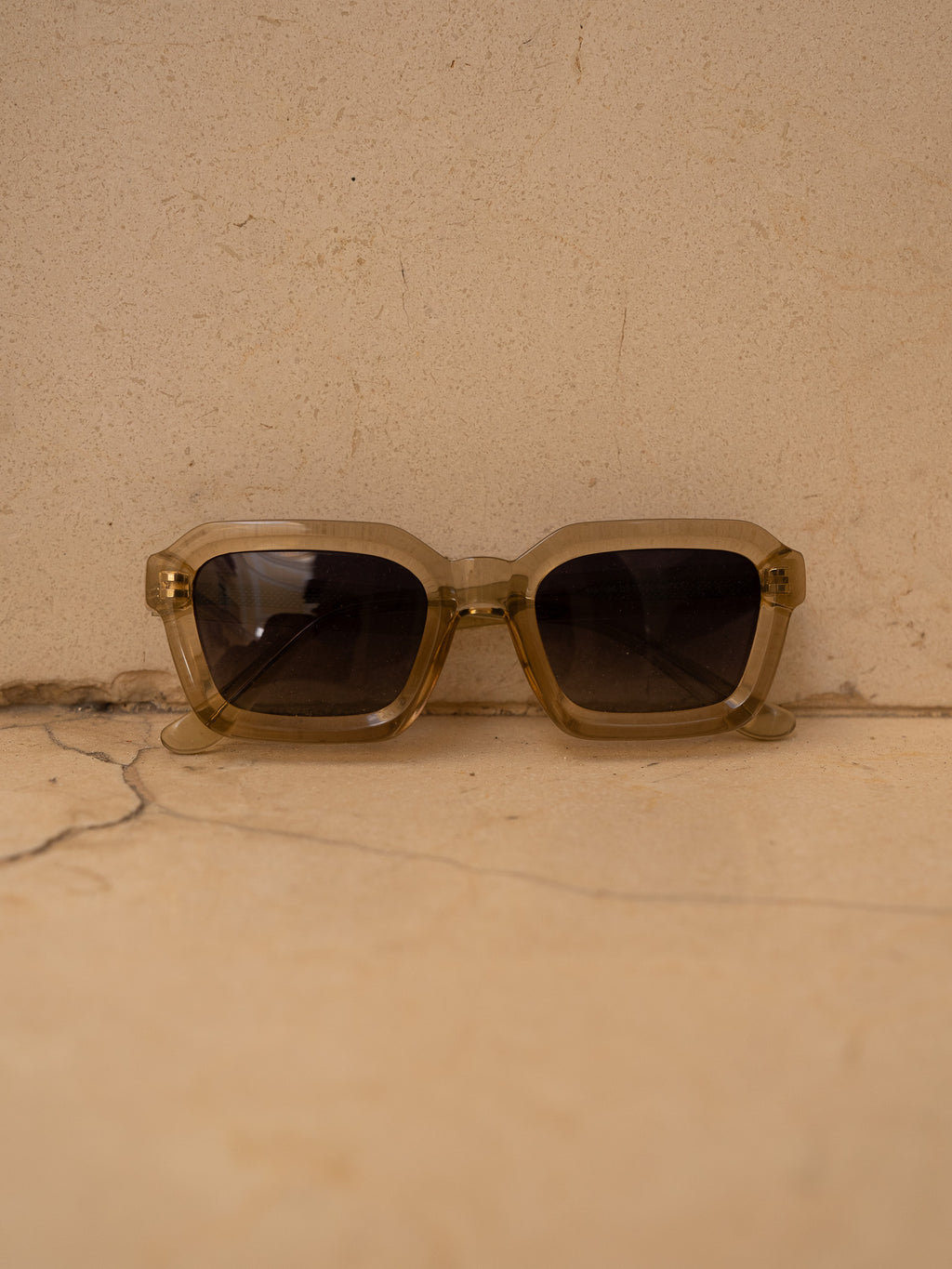 KÖDE × Vipsual – Montura Acetato Natural Cristal Ahumado