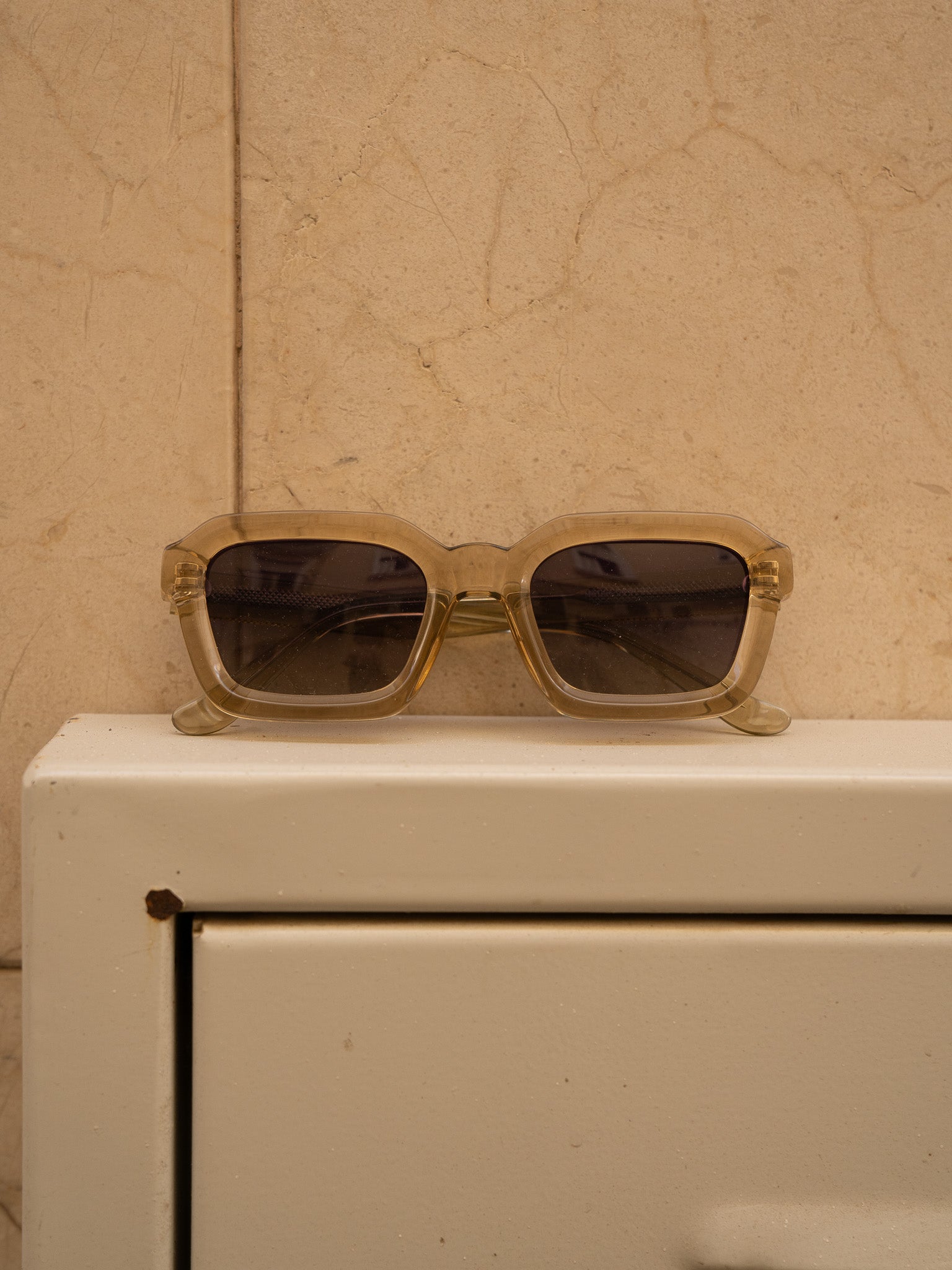 KÖDE × Vipsual – Montura Acetato Natural Cristal Ahumado