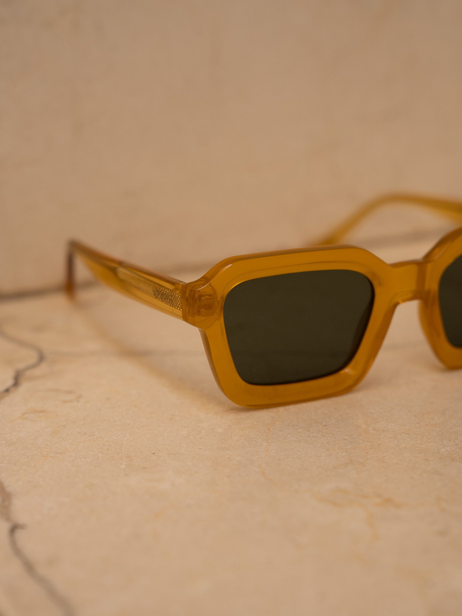 KÖDE × Vipsual – Montura Acetato Natural Ámbar