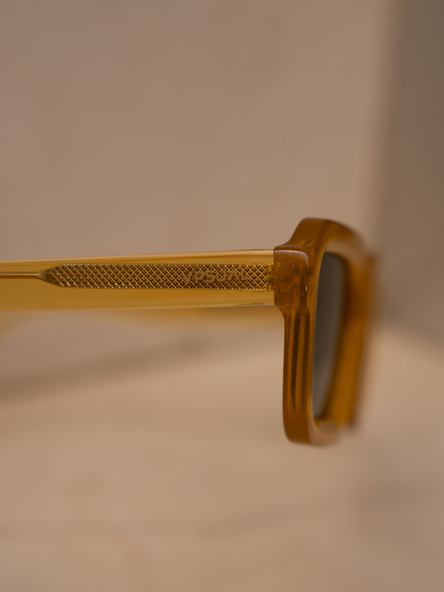 KÖDE × Vipsual – Montura Acetato Natural Ámbar