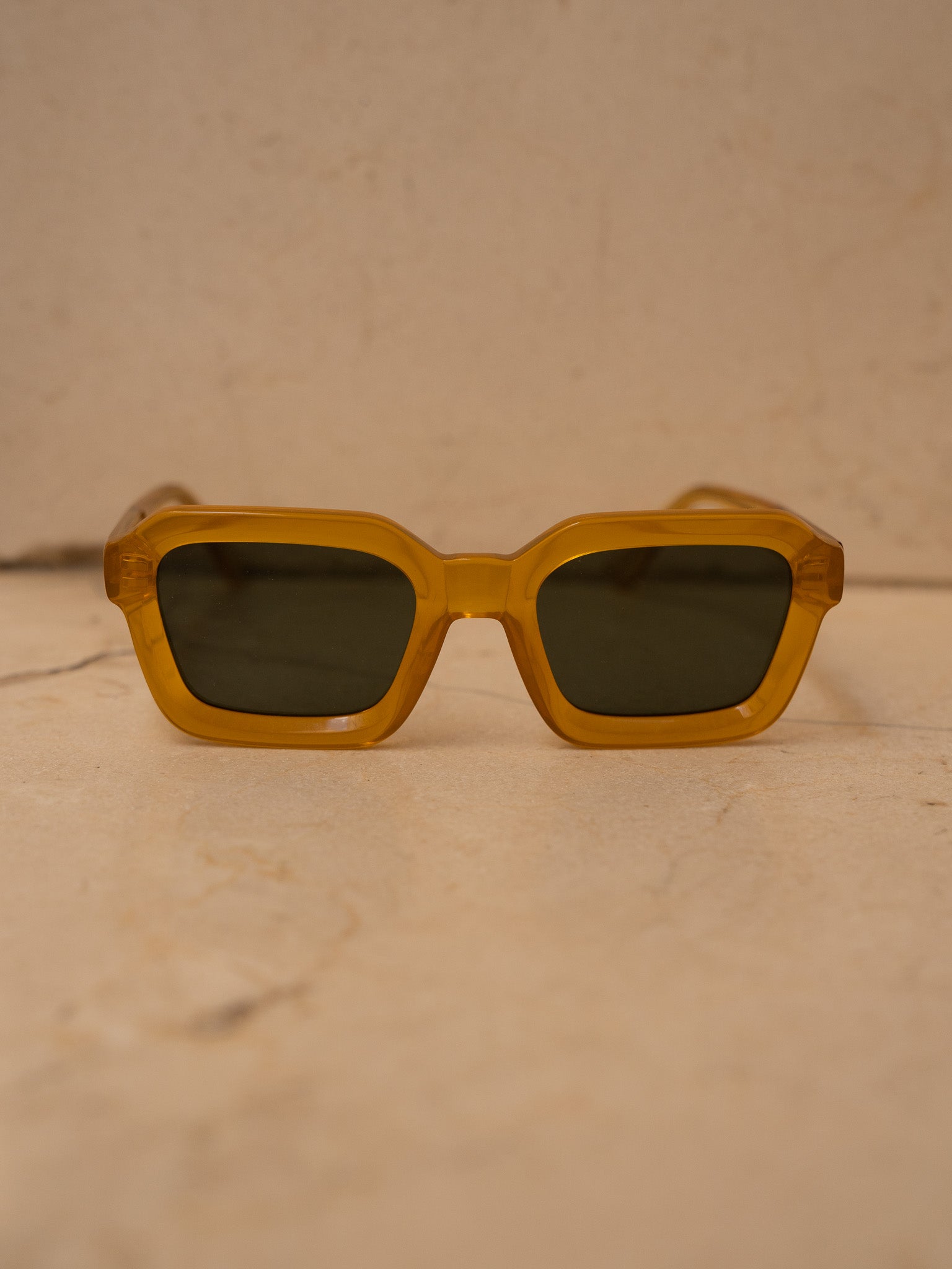 KÖDE × Vipsual – Montura Acetato Natural Ámbar