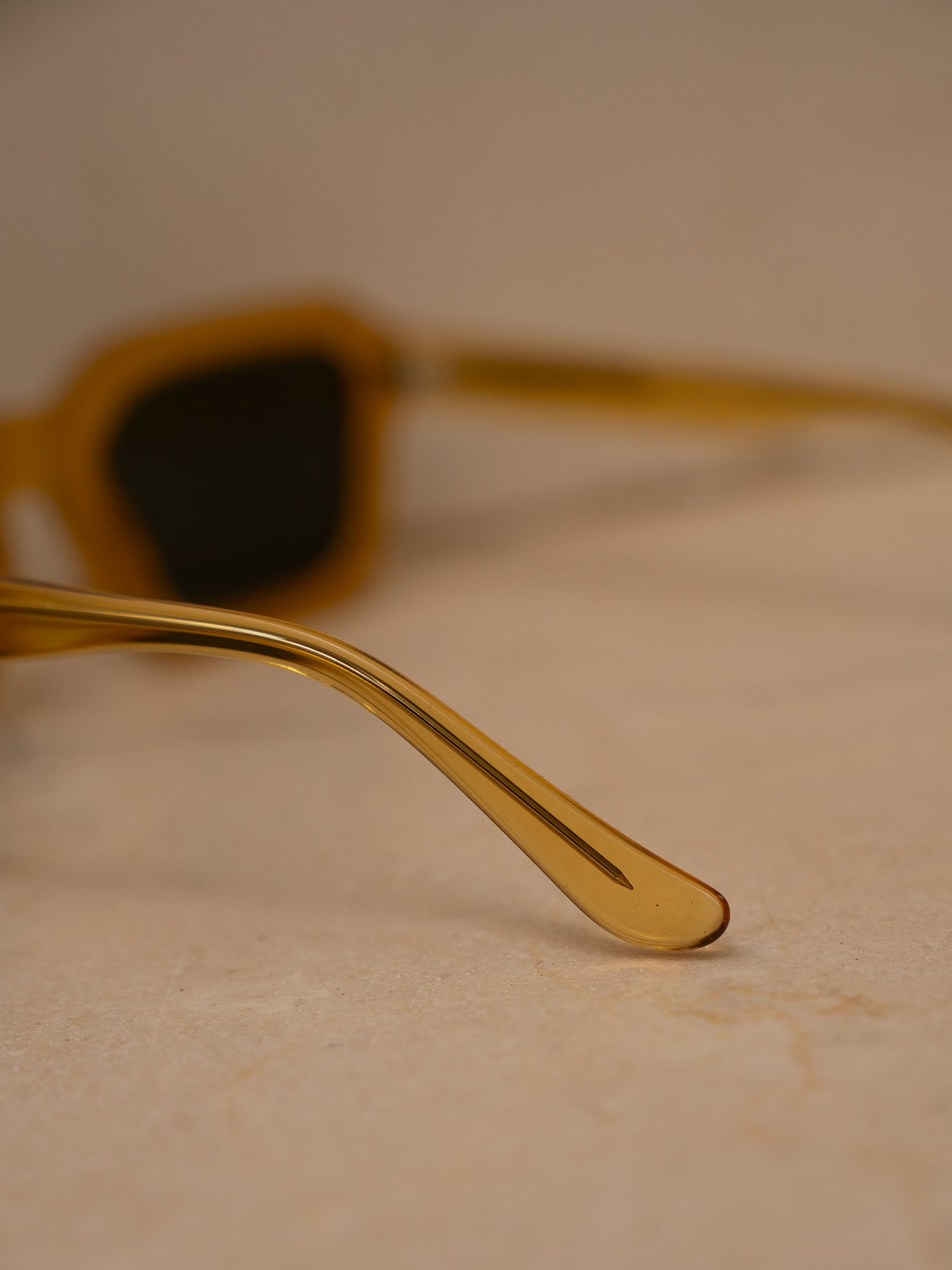 KÖDE × Vipsual – Montura Acetato Natural Ámbar