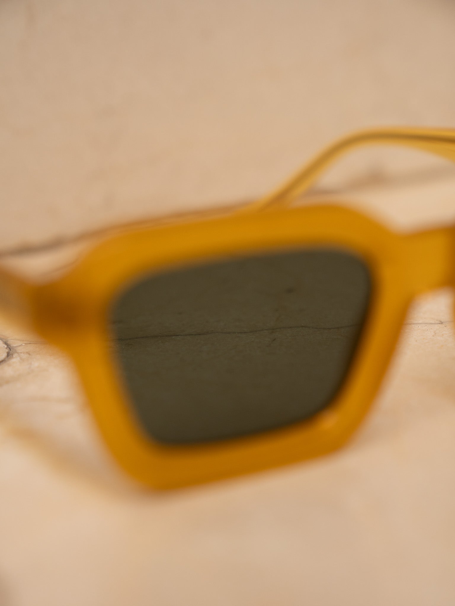 KÖDE × Vipsual – Montura Acetato Natural Ámbar