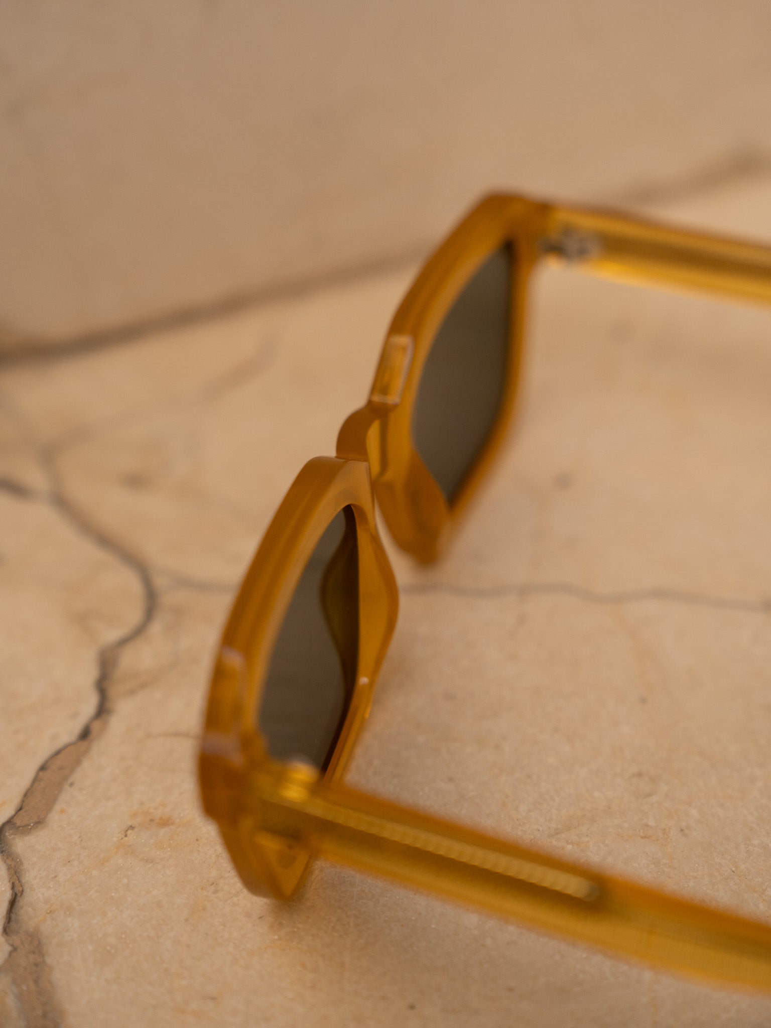 KÖDE × Vipsual – Montura Acetato Natural Ámbar