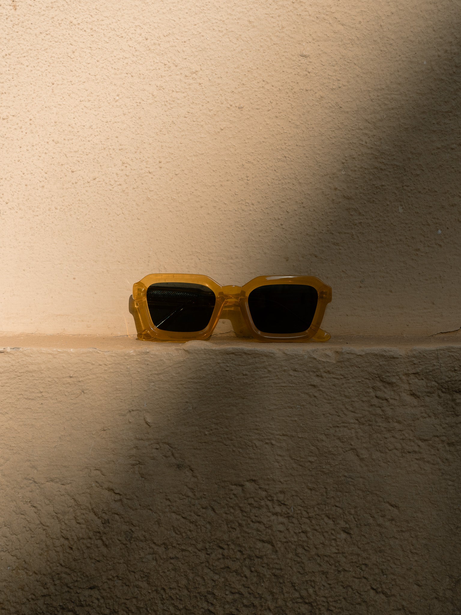 KÖDE × Vipsual – Montura Acetato Natural Ámbar