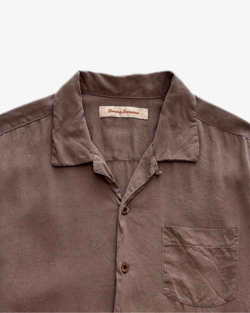Camisa Archivo La Bahama marrón, de corte relajado y cuello bowling, curada por KÖDE.