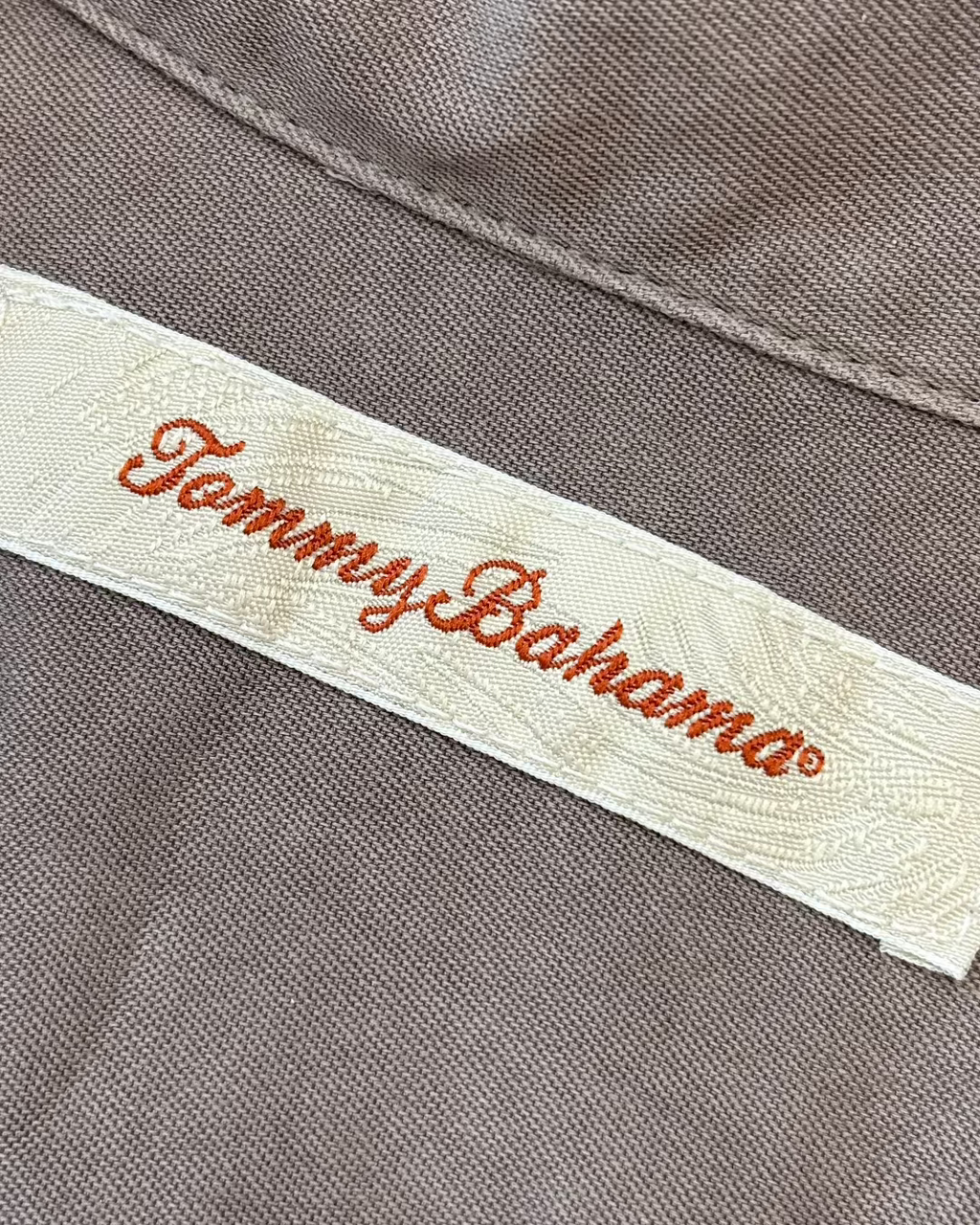 Camisa Archivo La Bahama marrón, de corte relajado y cuello bowling, curada por KÖDE.