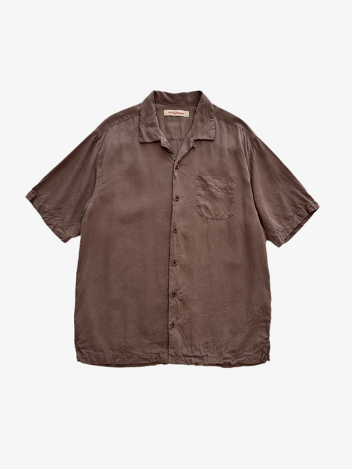 Camisa Archivo La Bahama marrón, de corte relajado y cuello bowling, curada por KÖDE.