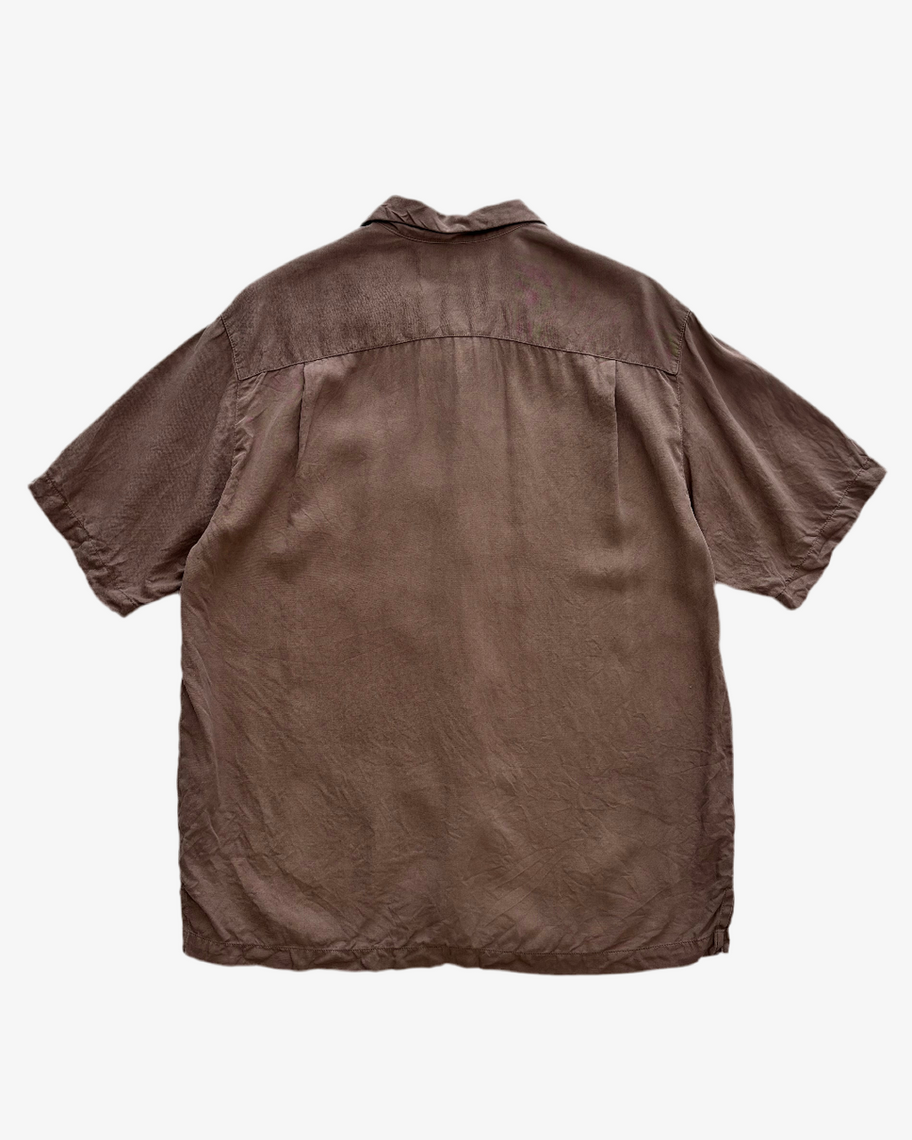 Camisa Archivo La Bahama marrón, de corte relajado y cuello bowling, curada por KÖDE.