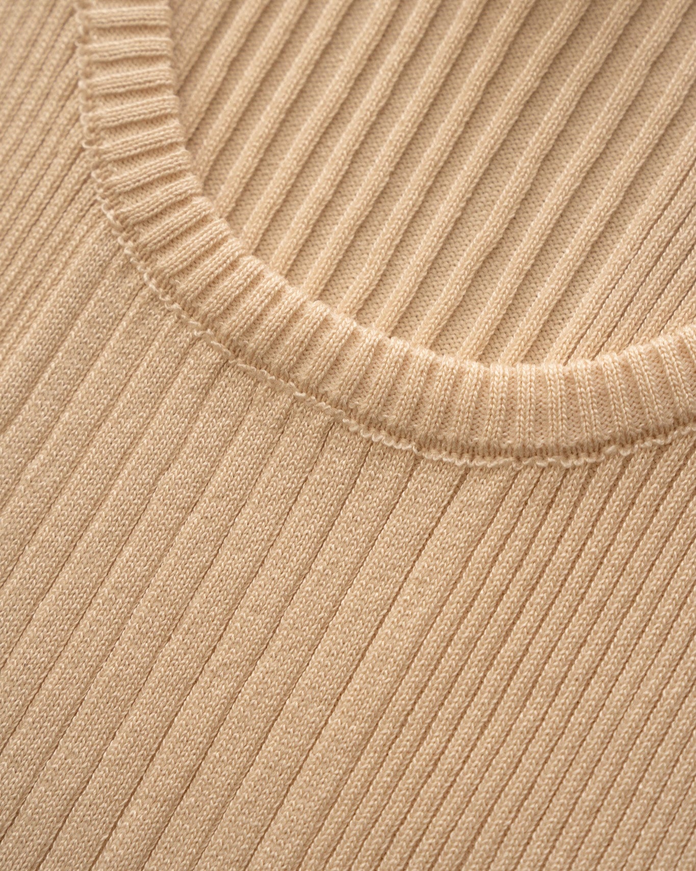 Detalle de la textura acanalada de la camiseta beige del DROP 002 de KÖDE