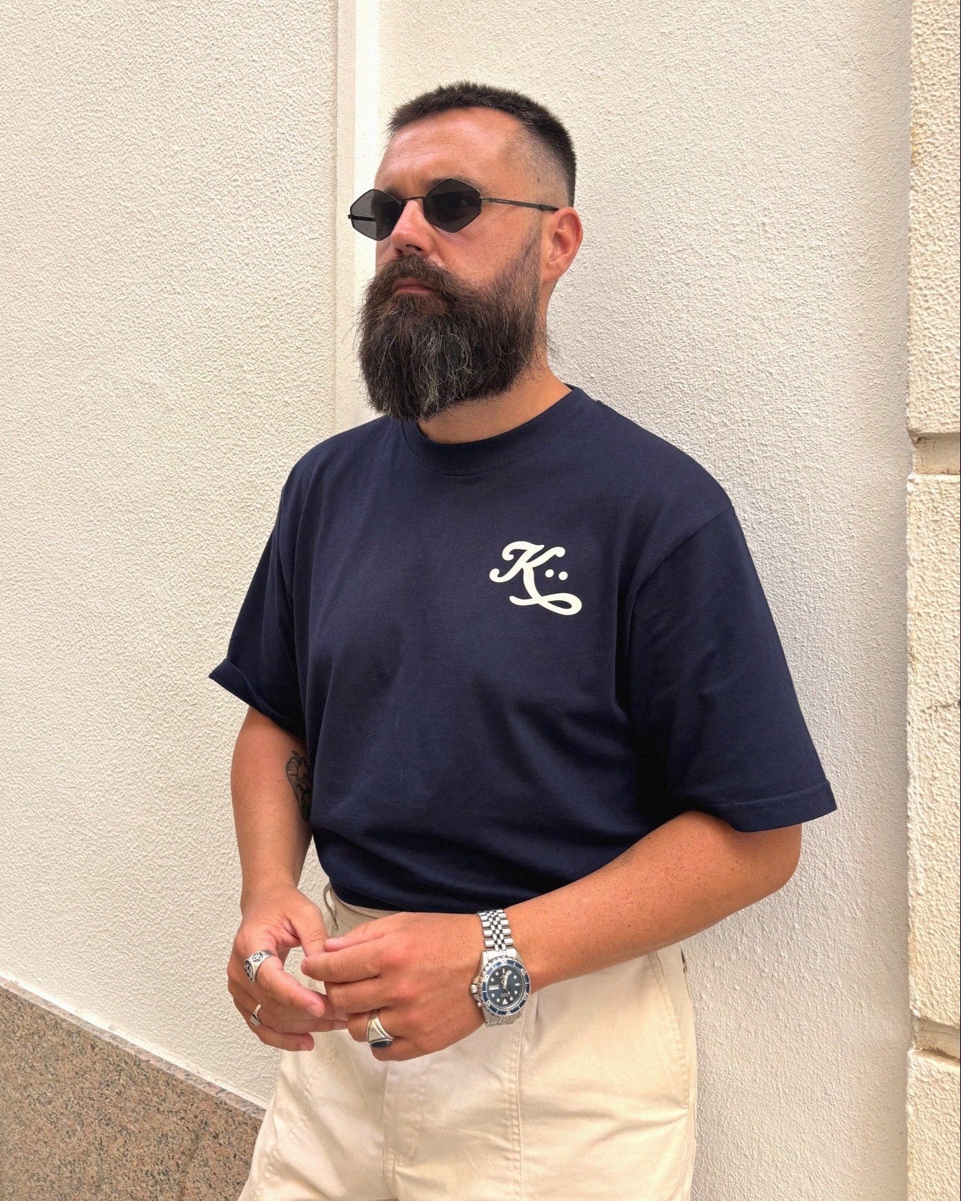 Editorial que destaca los accesorios y el diseño sobrio de la prenda, en una atmósfera tranquila y luminosa.