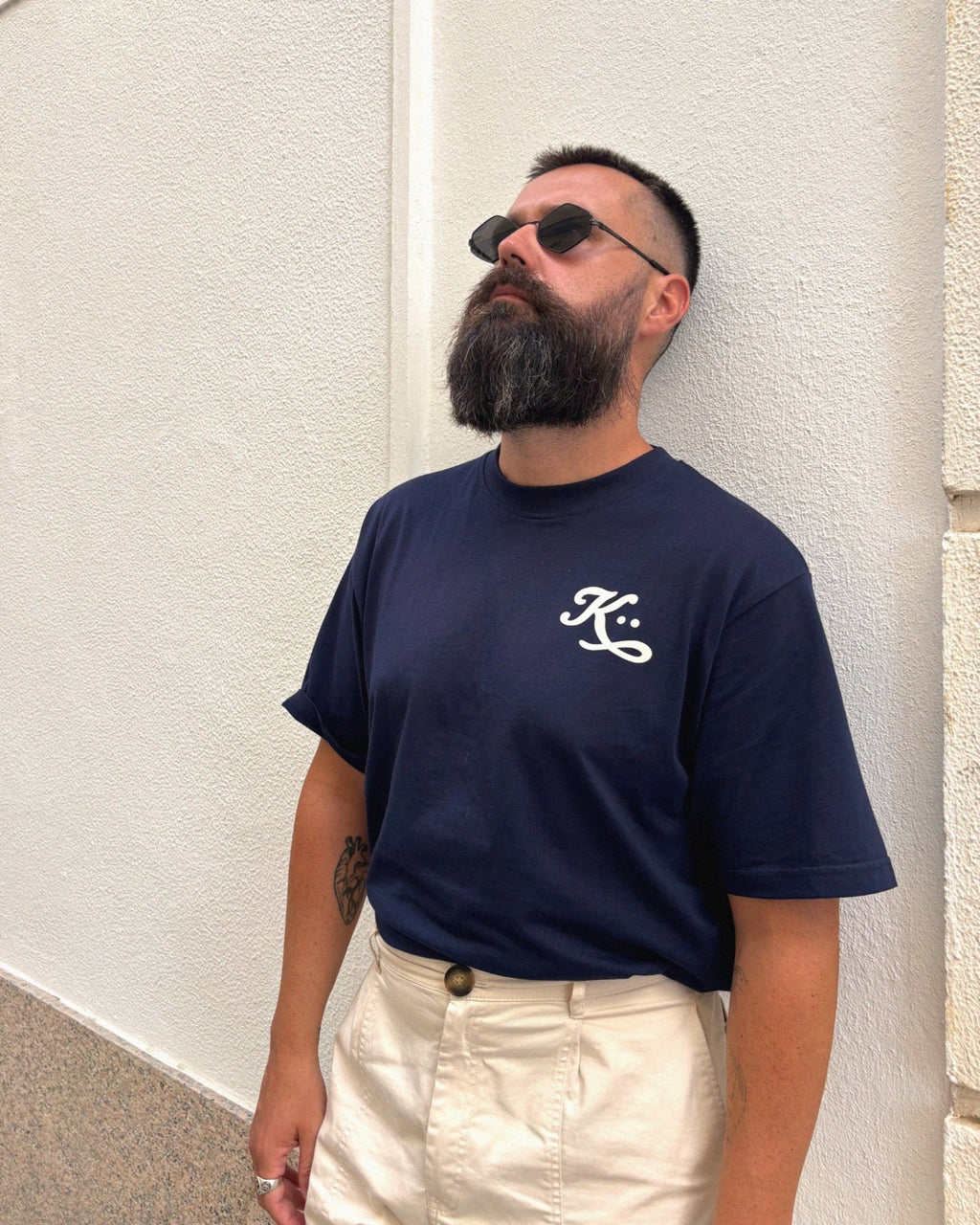 Estética de moda masculina slow-fashion, con luz suave y enfoque en la silueta.