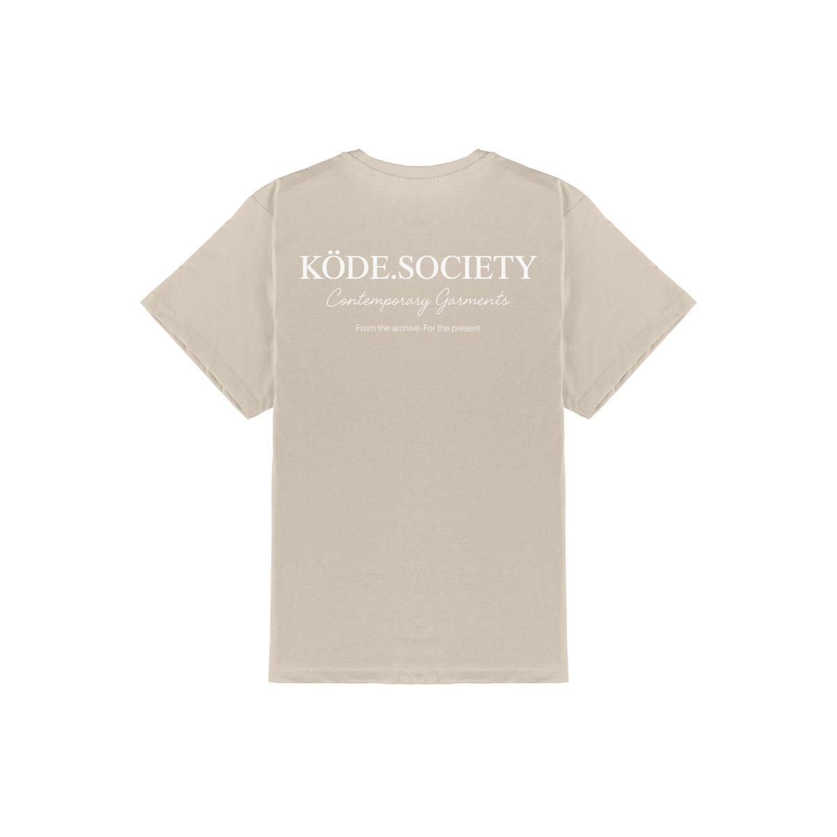Camiseta Signature K Society de KÖDE en color arena, gráfico frontal en color crema y mensaje editorial en la espalda.