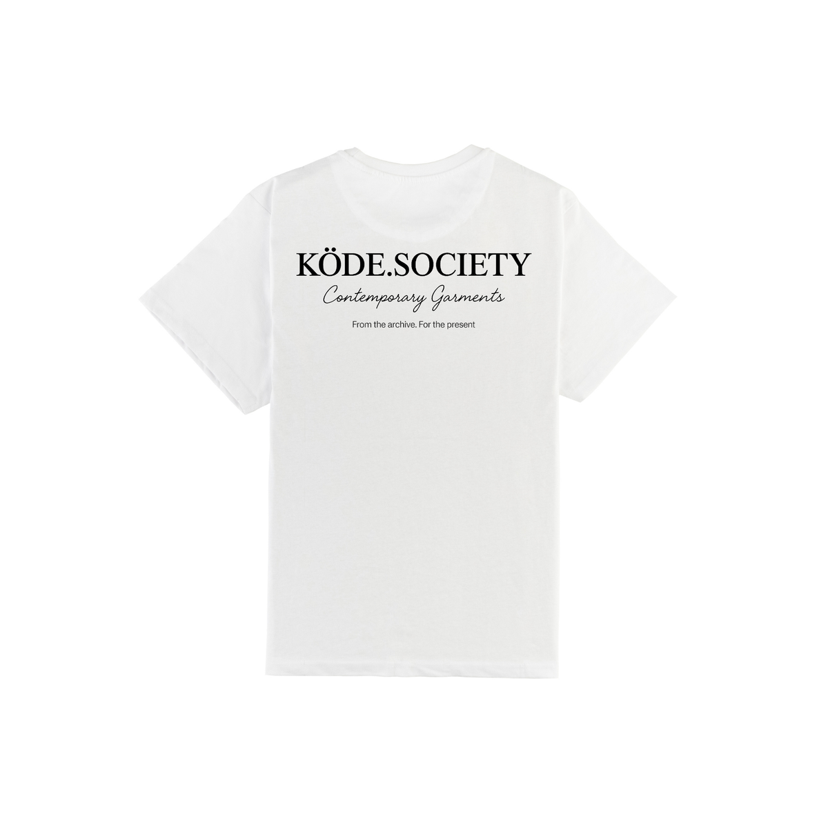 Camiseta blanca Signature K Society de KÖDE con gráfico azul marino al frente y tipografía editorial en la espalda.