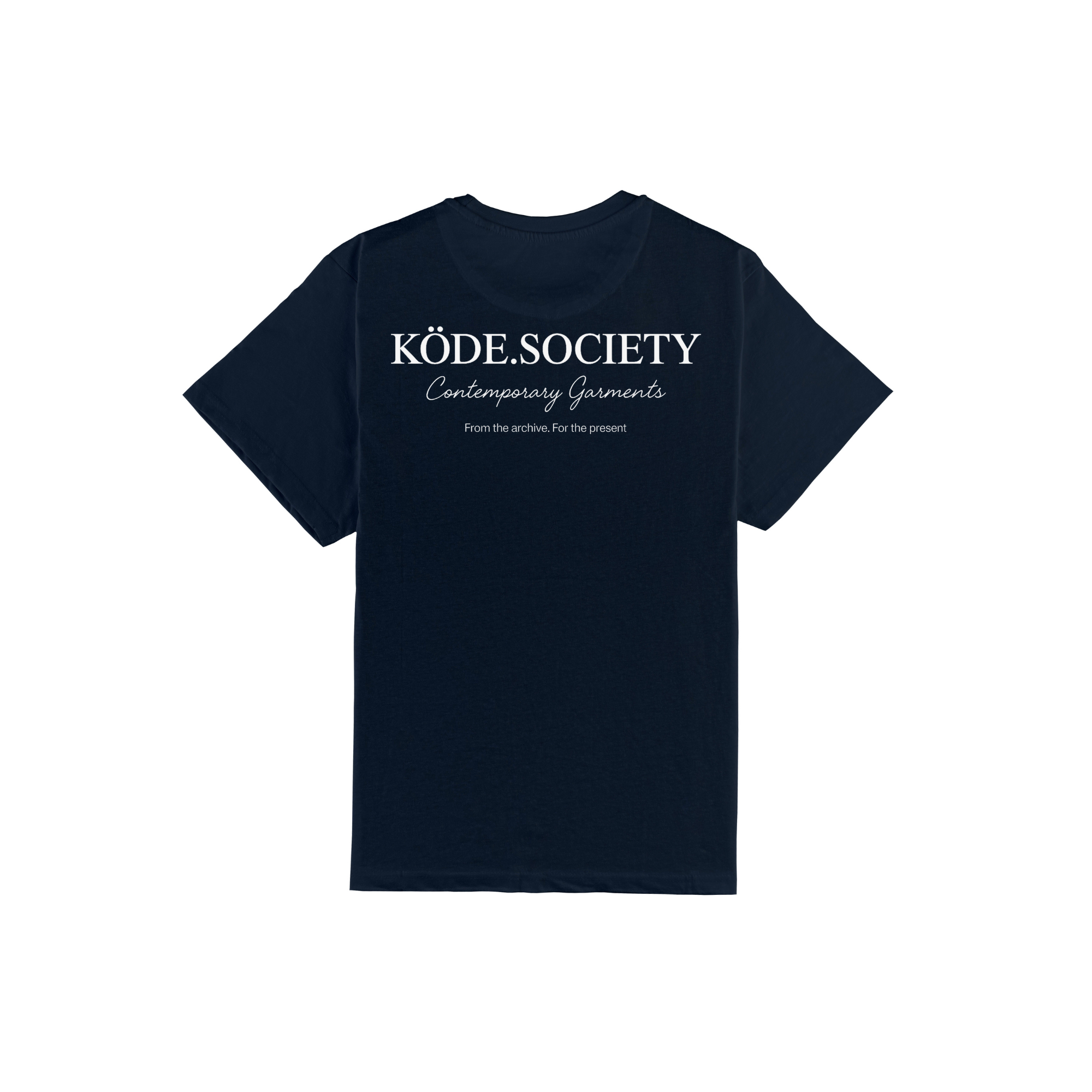 Camiseta azul marino Signature K Society de KÖDE con gráfico frontal en color crudo y texto editorial en la espalda en el mismo tono.