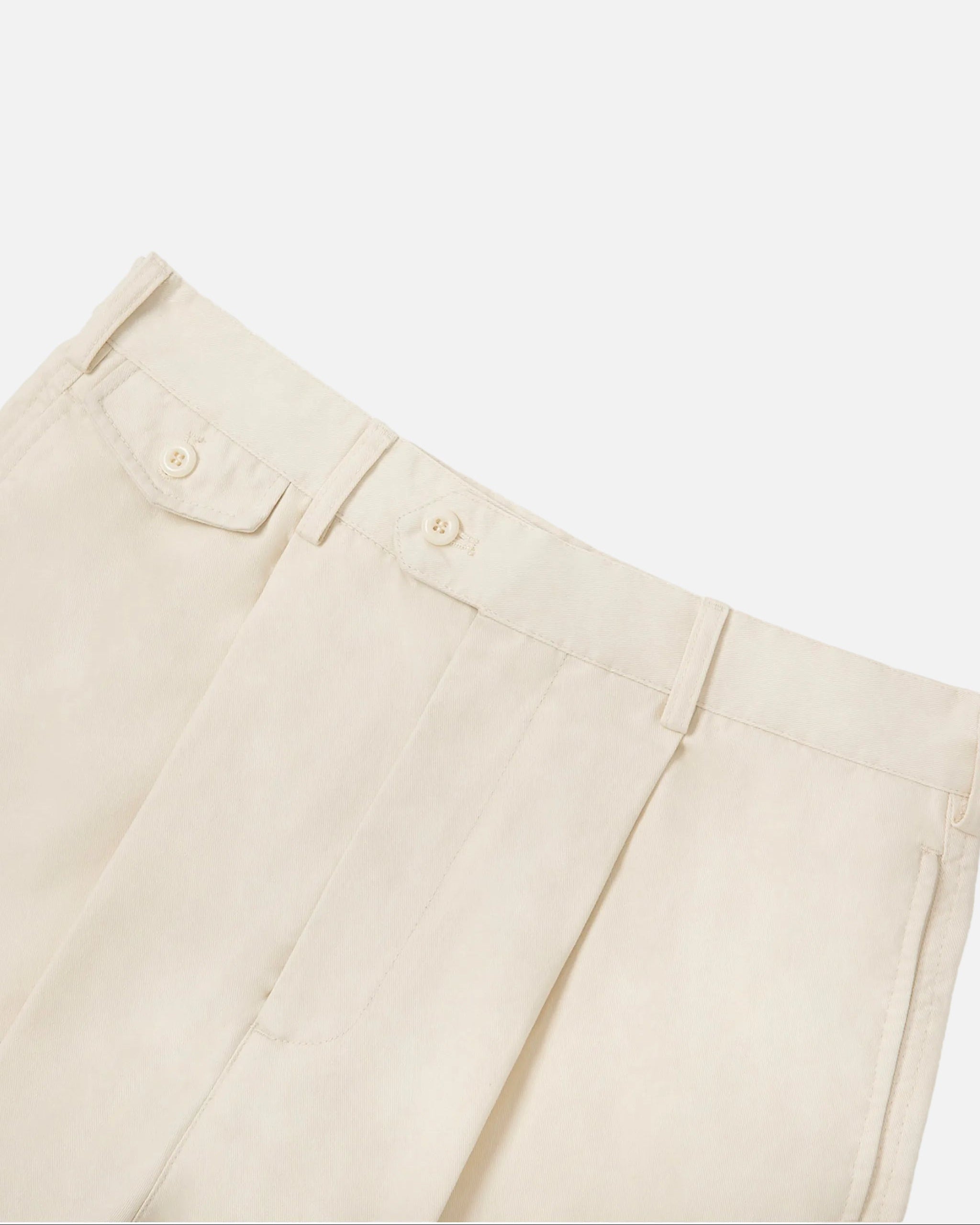 Detalle cintura con botones y bolsillo cerillero del pantalón KÖDE natural