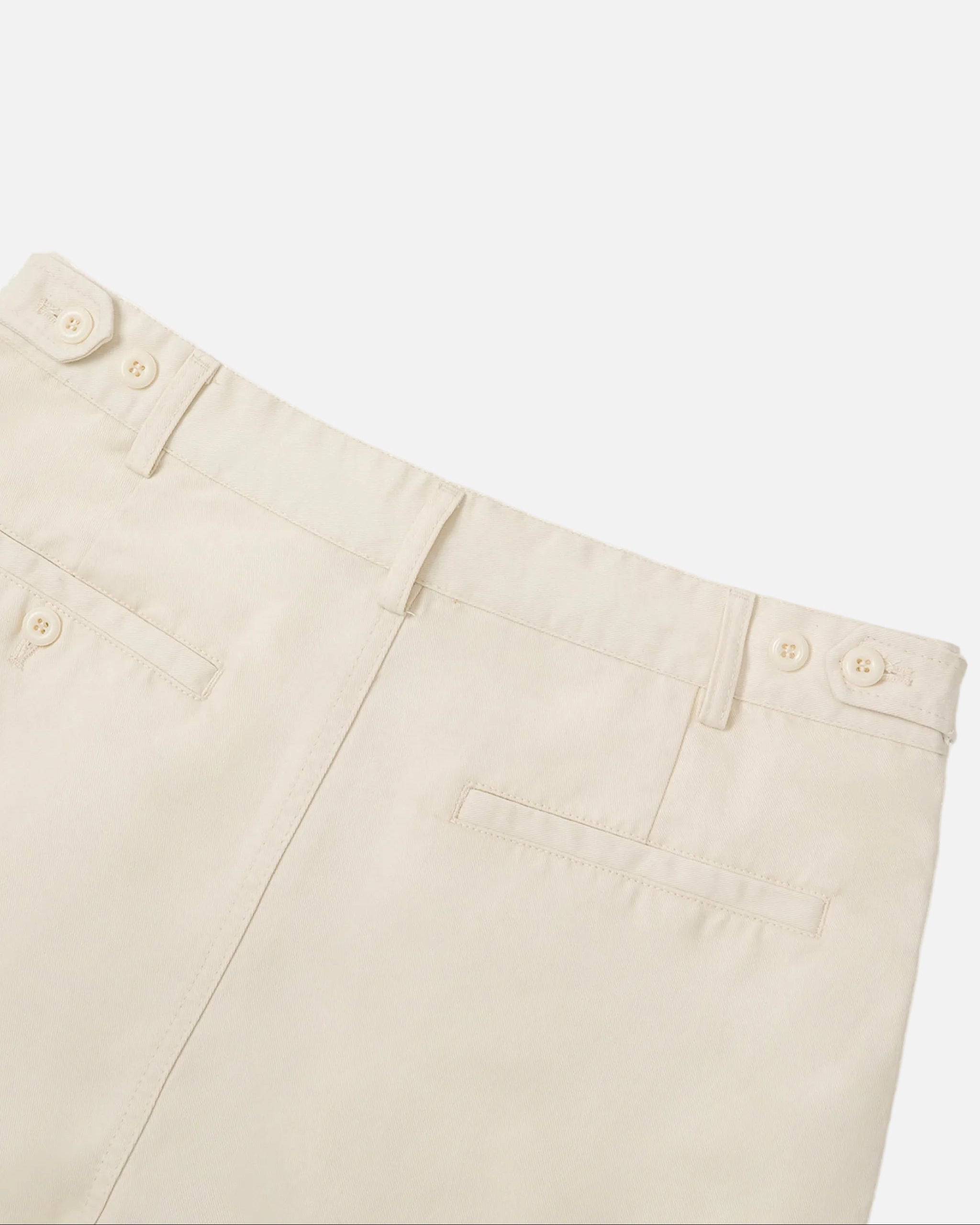 Detalle trasero de cintura y bolsillos del pantalón KÖDE natural