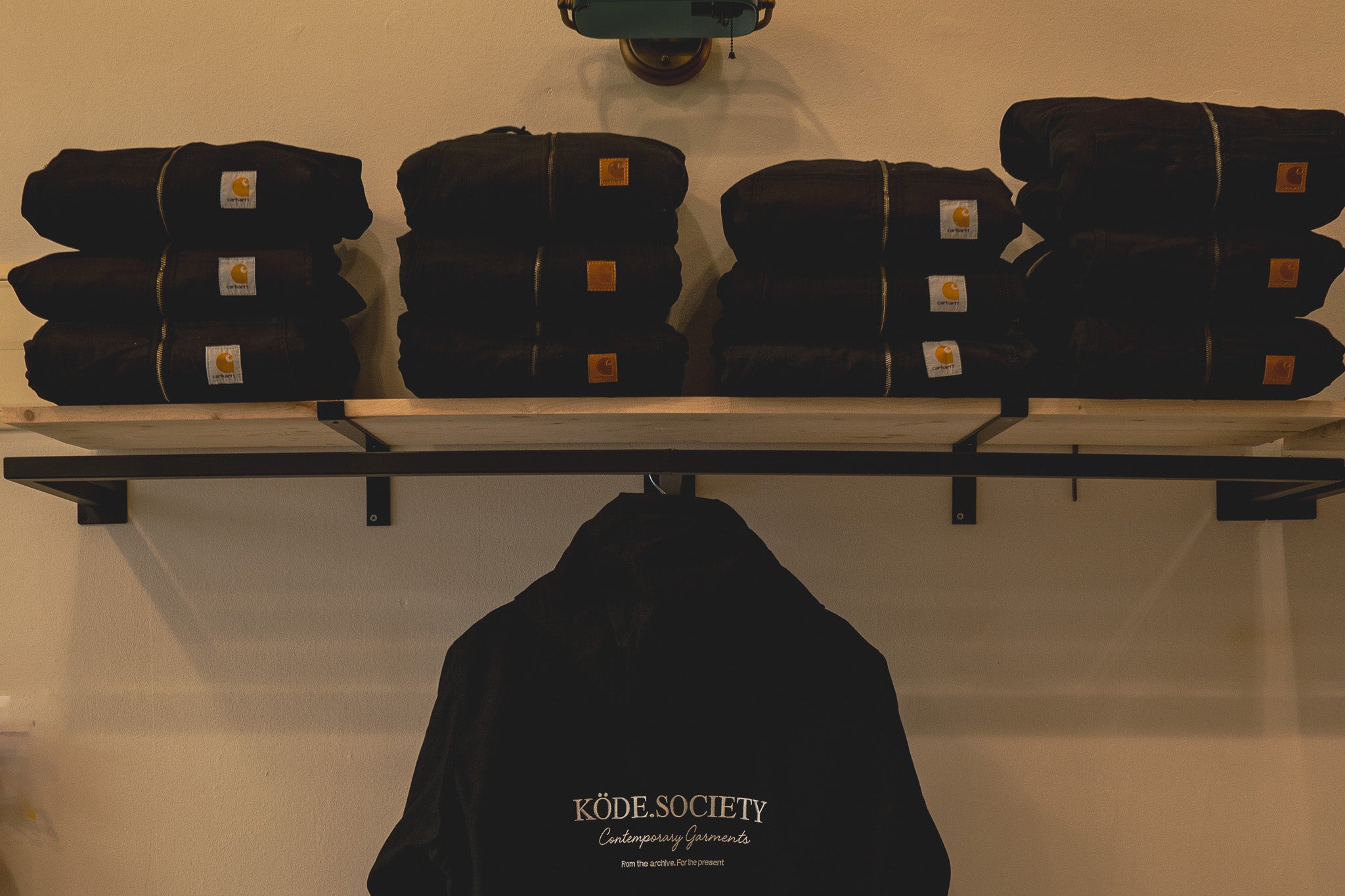 Chaquetas Carhartt rework apiladas con una RE-KÖDE by KÖDE colgada. Colección Archive Rebuilt.